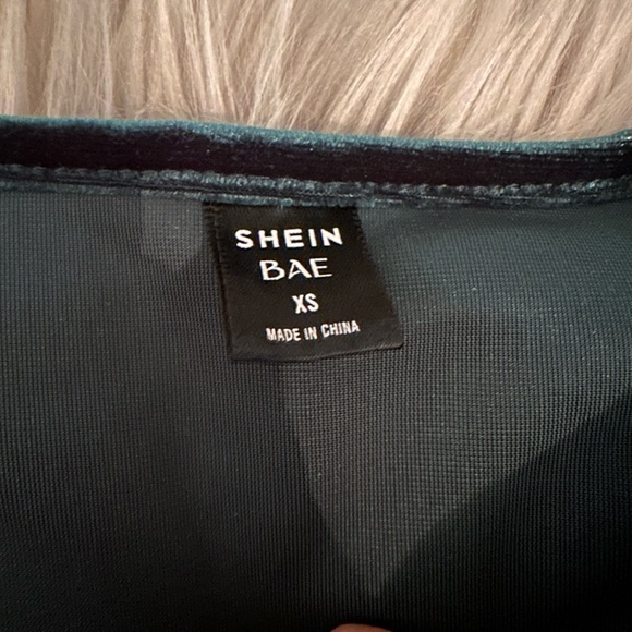 Green velvet dress - Picture 4 of 5